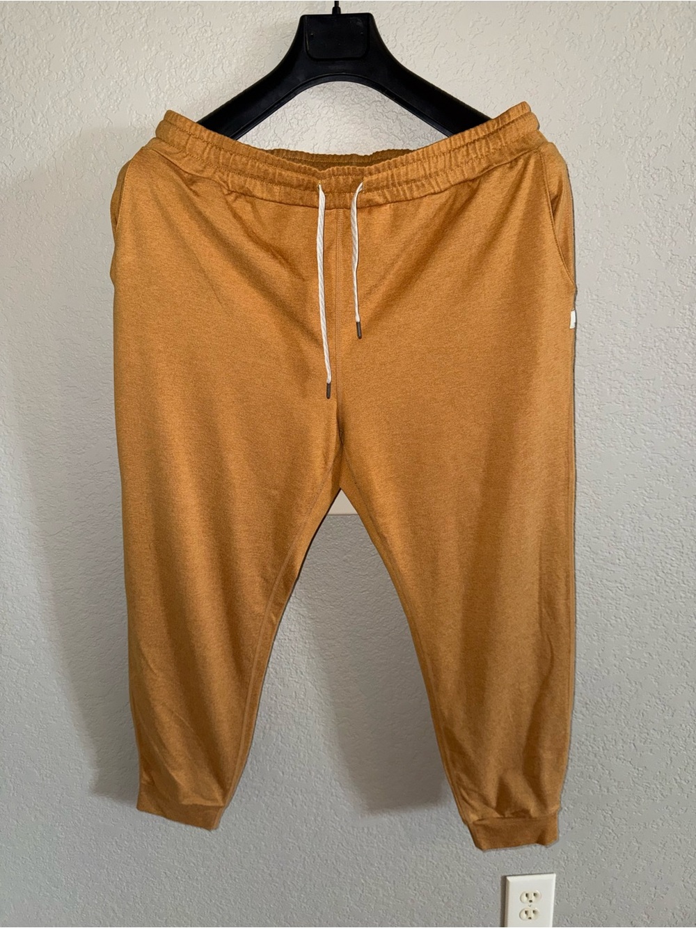 Vuori Performance Joggers - Size Large - Flax Heather - EUC